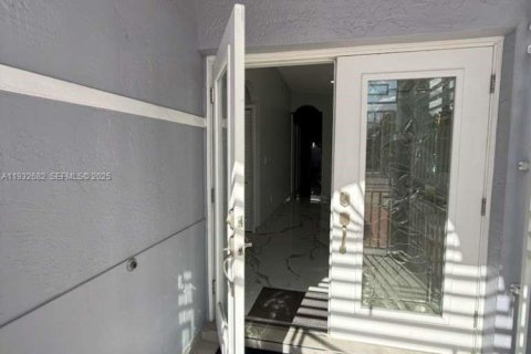 Снять в аренду виллу или дом в Хайалиа Гарденс, Флорида 2 спальни, 130.25м2, № 1991585 - фото 3