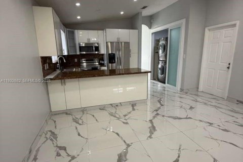 Снять в аренду виллу или дом в Хайалиа Гарденс, Флорида 2 спальни, 130.25м2, № 1991585 - фото 12