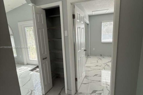 Снять в аренду виллу или дом в Хайалиа Гарденс, Флорида 2 спальни, 130.25м2, № 1991585 - фото 16