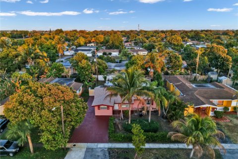 House in Lauderdale Lakes, Florida 3 bedrooms, 136.29 sq.m. № 2043903 - photo 3