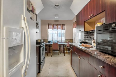 House in Lauderdale Lakes, Florida 3 bedrooms, 136.29 sq.m. № 2043903 - photo 9