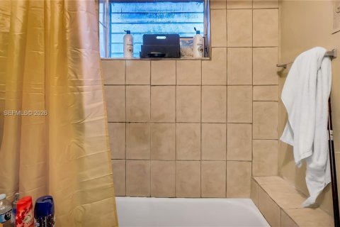 House in Lauderdale Lakes, Florida 3 bedrooms, 136.29 sq.m. № 2043903 - photo 22