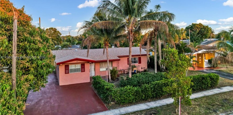 House in Lauderdale Lakes, Florida 3 bedrooms, 136.29 sq.m. № 2043903