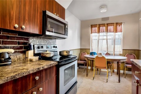 House in Lauderdale Lakes, Florida 3 bedrooms, 136.29 sq.m. № 2043903 - photo 10