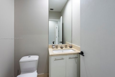 Condo in Miami Beach, Florida, 1 bedroom  № 1872167 - photo 14