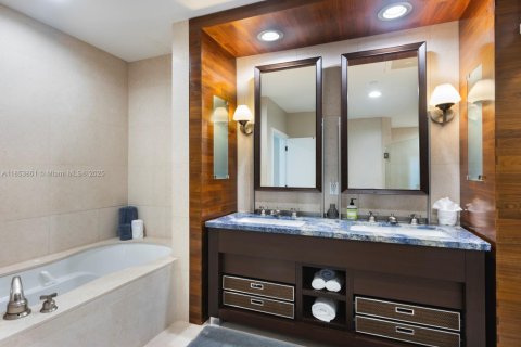 Condo in Miami Beach, Florida, 1 bedroom  № 1872167 - photo 17