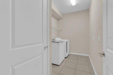 House in Davenport, Florida 9 bedrooms, 408.68 sq.m. № 2391349 - photo 12