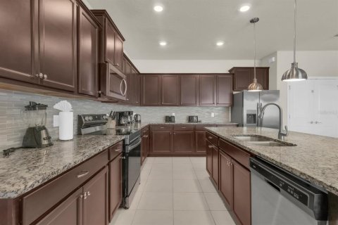 House in Davenport, Florida 9 bedrooms, 408.68 sq.m. № 2391349 - photo 3