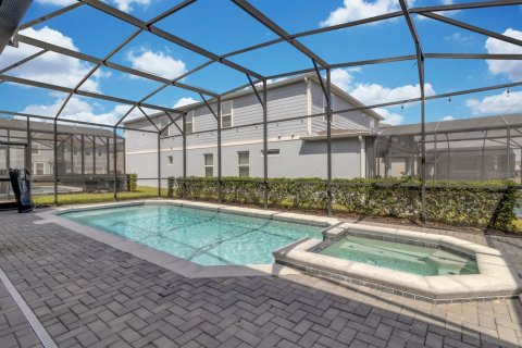 House in Davenport, Florida 9 bedrooms, 408.68 sq.m. № 2391349 - photo 2