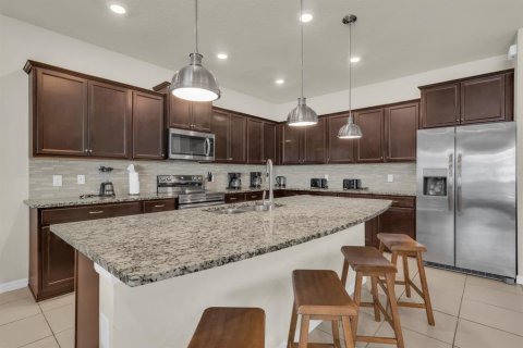 House in Davenport, Florida 9 bedrooms, 408.68 sq.m. № 2391349 - photo 4