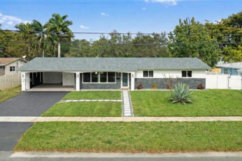 House in Plantation, Florida 3 bedrooms, 159.05 sq.m. № 2009368