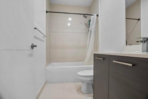 Снять в аренду таунхаус в Лодерхилл, Флорида 2 спальни, 104.05м2, № 2028637 - фото 21