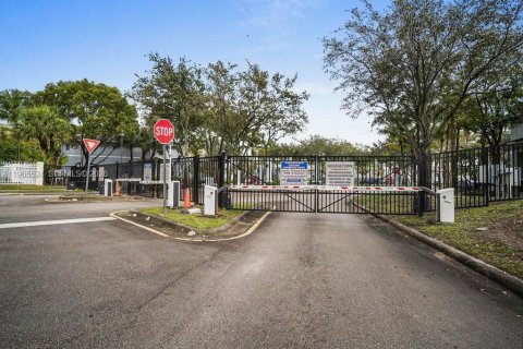 Снять в аренду таунхаус в Лодерхилл, Флорида 2 спальни, 104.05м2, № 2028637 - фото 24