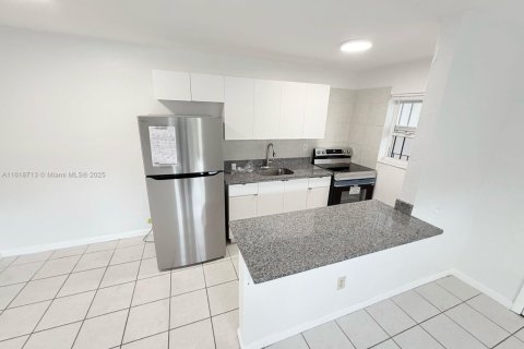 House in Miami, Florida 1 bedroom, 810.39 sq.m. № 1937368 - photo 9