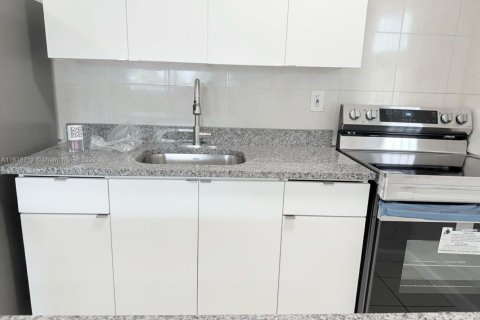 Casa en alquiler en Miami, Florida, 1 dormitorio, 810.39 m2 № 1937368 - foto 8