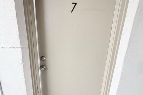 Casa en alquiler en Miami, Florida, 1 dormitorio, 810.39 m2 № 1937368 - foto 4