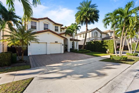 House in Doral, Florida 4 bedrooms, 283.63 sq.m. № 2086342