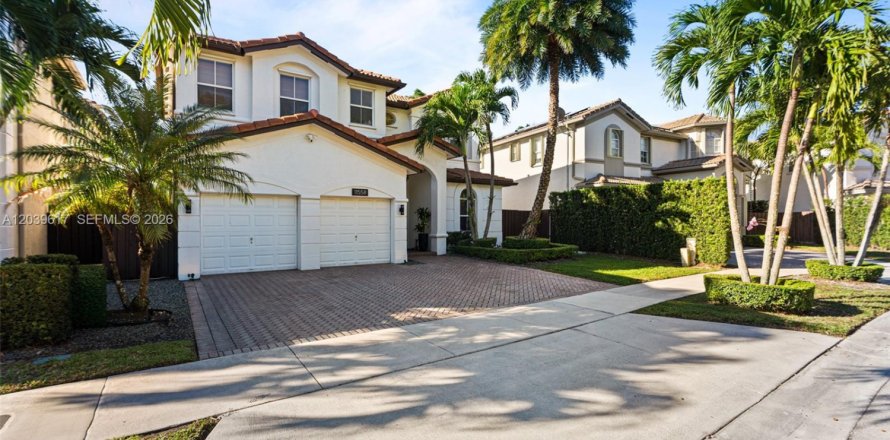 House in Doral, Florida 4 bedrooms, 283.63 sq.m. № 2086342