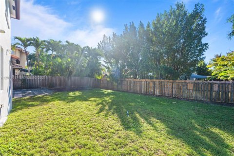 House in Doral, Florida 4 bedrooms, 283.63 sq.m. № 2086342 - photo 3