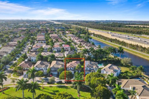 House in Doral, Florida 4 bedrooms, 283.63 sq.m. № 2086342 - photo 21
