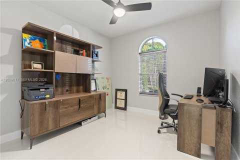 House in Doral, Florida 4 bedrooms, 283.63 sq.m. № 2086342 - photo 26