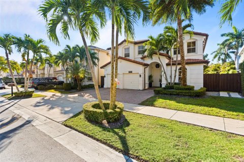 House in Doral, Florida 4 bedrooms, 283.63 sq.m. № 2086342 - photo 2