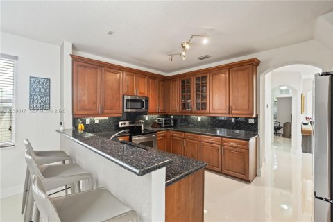 House in Doral, Florida 4 bedrooms, 283.63 sq.m. № 2086342 - photo 9