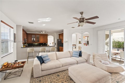 House in Doral, Florida 4 bedrooms, 283.63 sq.m. № 2086342 - photo 17