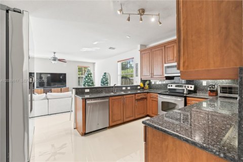 House in Doral, Florida 4 bedrooms, 283.63 sq.m. № 2086342 - photo 7