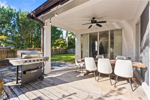 House in Doral, Florida 4 bedrooms, 283.63 sq.m. № 2086342 - photo 30