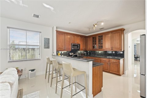 House in Doral, Florida 4 bedrooms, 283.63 sq.m. № 2086342 - photo 6