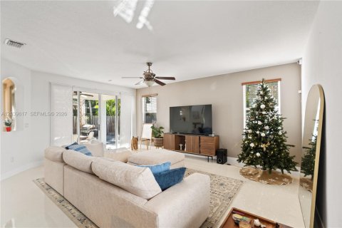 House in Doral, Florida 4 bedrooms, 283.63 sq.m. № 2086342 - photo 13