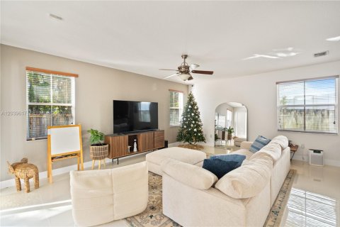 House in Doral, Florida 4 bedrooms, 283.63 sq.m. № 2086342 - photo 23