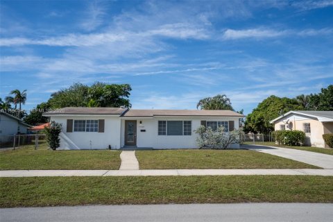 House in Miami Gardens, Florida 3 bedrooms, 156.82 sq.m. № 2006343
