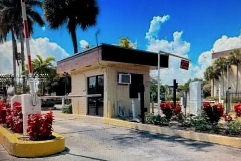 Copropriété à vendre à Lauderdale Lakes, Floride: 1 chambre, 66.98 m2 № 1946897 - photo 1