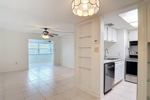 Condominio en venta en New Port Richey, Florida, 1 dormitorio, 67.63 m2 № 2098878 - foto 11