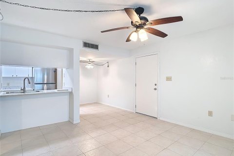Condominio en venta en New Port Richey, Florida, 1 dormitorio, 67.63 m2 № 2098878 - foto 3