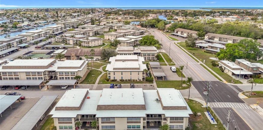 Condominio en New Port Richey, Florida, 1 dormitorio № 2098878
