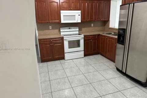 Casa en venta en Miami, Florida, 6 dormitorios, 226.68 m2 № 2170107 - foto 3