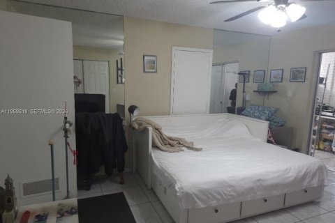 Casa en venta en Miami, Florida, 6 dormitorios, 226.68 m2 № 2170107 - foto 17