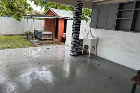 Casa en venta en Miami, Florida, 6 dormitorios, 226.68 m2 № 2170107 - foto 11