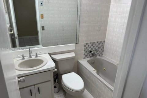 Casa en venta en Miami, Florida, 6 dormitorios, 226.68 m2 № 2170107 - foto 16