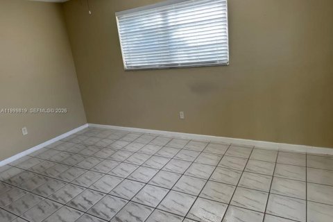 Casa en venta en Miami, Florida, 6 dormitorios, 226.68 m2 № 2170107 - foto 15