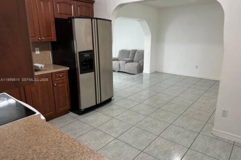 Casa en venta en Miami, Florida, 6 dormitorios, 226.68 m2 № 2170107 - foto 4
