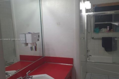 Casa en venta en Miami, Florida, 6 dormitorios, 226.68 m2 № 2170107 - foto 7