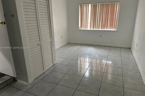Casa en venta en Miami, Florida, 6 dormitorios, 226.68 m2 № 2170107 - foto 9
