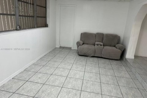 Casa en venta en Miami, Florida, 6 dormitorios, 226.68 m2 № 2170107 - foto 6