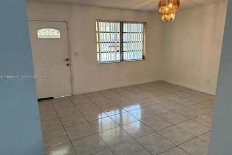 Casa en venta en Miami, Florida, 6 dormitorios, 226.68 m2 № 2170107 - foto 2