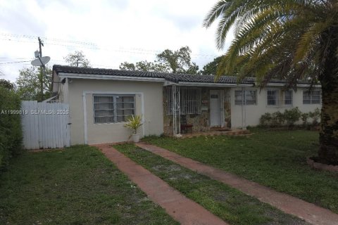 Casa en venta en Miami, Florida, 6 dormitorios, 226.68 m2 № 2170107 - foto 14