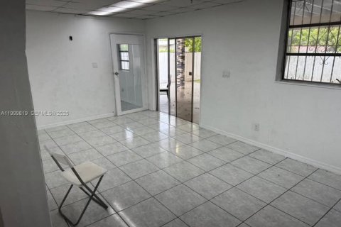 Casa en venta en Miami, Florida, 6 dormitorios, 226.68 m2 № 2170107 - foto 5